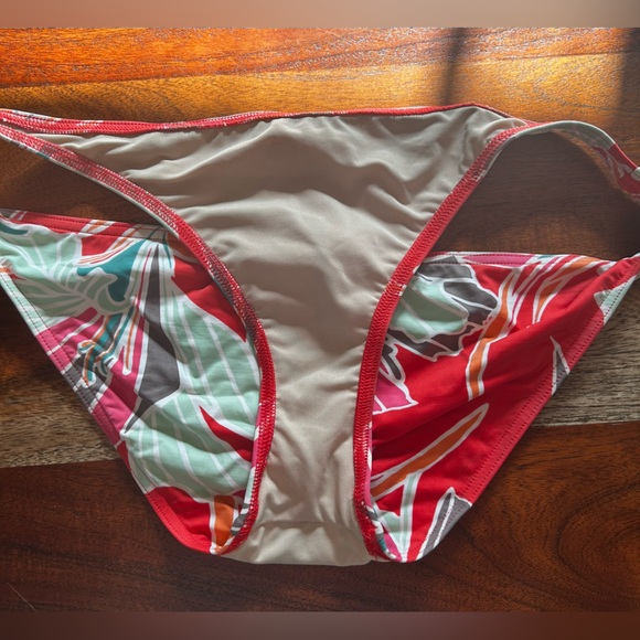 Victoria’s Secret Bikini Bottoms Size Medium Tropical Print - Picture 7 of 9